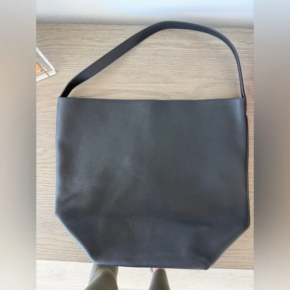 The Row n/s large park tote bag in black - Picture 4 of 11